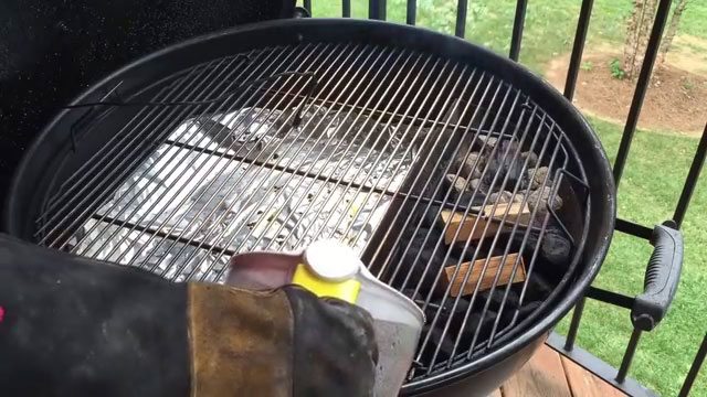 Slow 'N Sear - water reservoir, 5+ hours of steam for low 